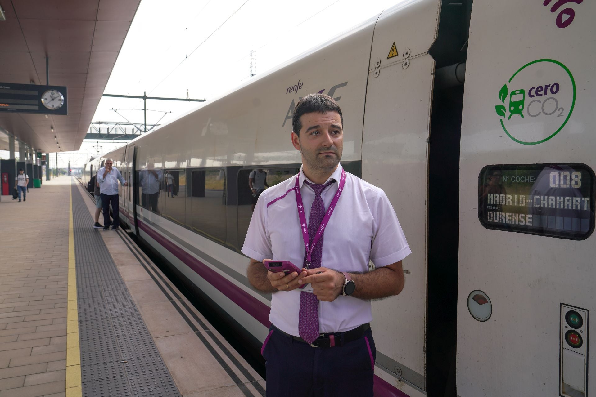 Carlos Ayuso durante el trayecto Alicante-Ourense en las cercanias de Zamora.