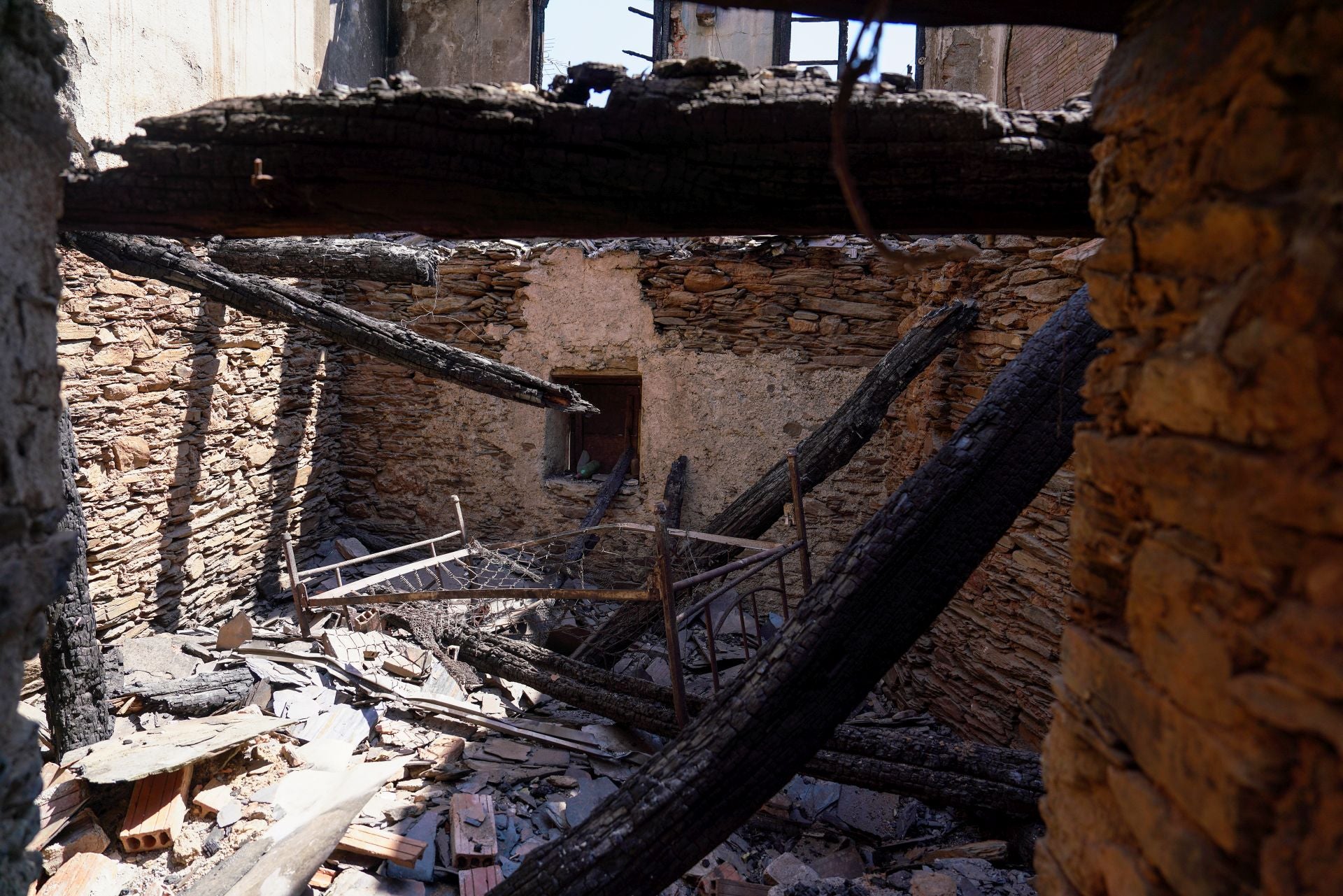 Interior de casa quemada en San Xulian.