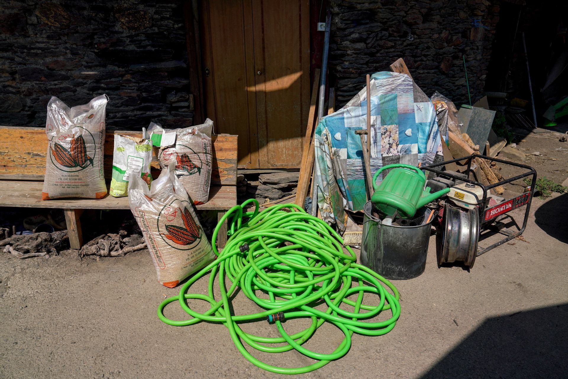 Mangueras y palas usadas para apagar el fuego.