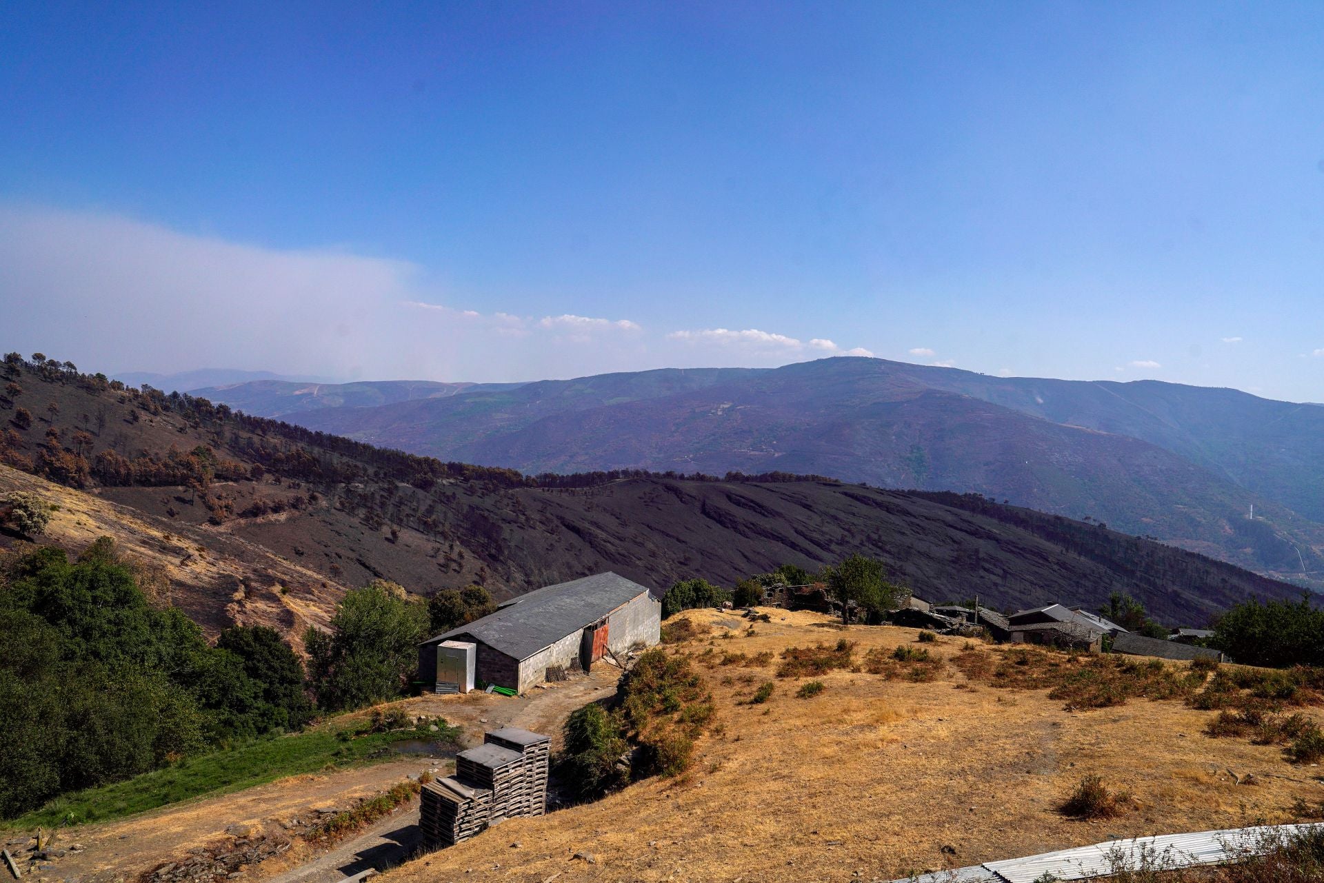 Alrededores del San Xulian con todo el monte quemado.