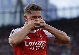 Viktor Gyokeres celebra un tanto para el Arsenal.