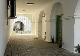 Entrada a la vivienda de Motril en la que se produjo el suceso.