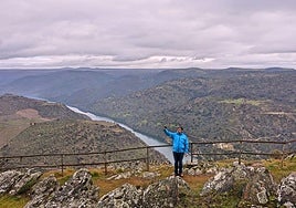 Un 'selfie' con vistas. Un turista se fotografía en Las Arribes