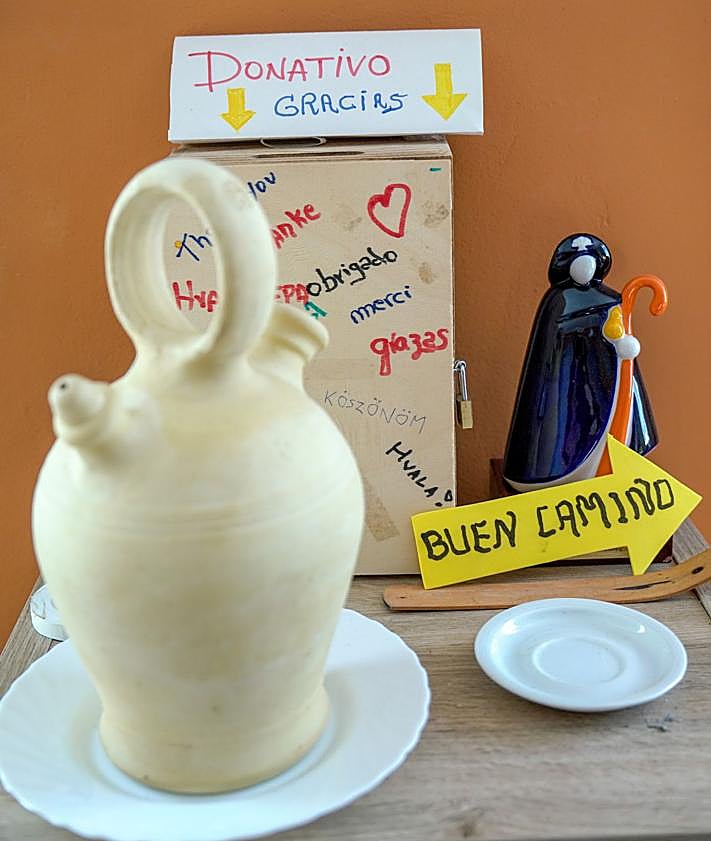 Imagen secundaria 2 - Arriba, Carlos Saavedra, hospitalero del albergue de A Rúa. Abajo Thierry Saloum hace un descanso al lado de uno de los mojones del Camino de Invierno. A la izquierda, detalle de uno de los socios comunes del albergue de A Rúa. 