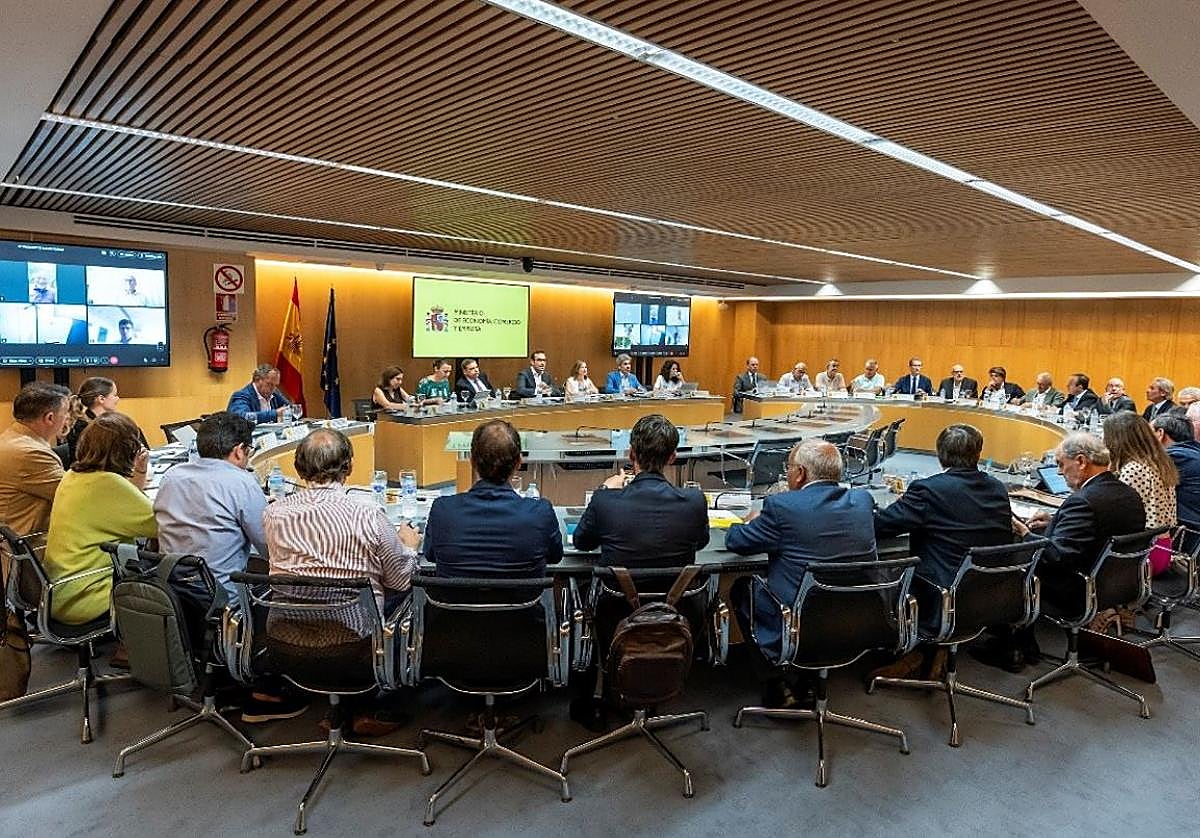 Segunda reunión de Carlos Cuerpo con los sectores afectados por los aranceles de EE UU