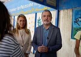 El alcalde de Barcelona, Jaume Collboni, durante su visita al nuevo campamento de refugiados palestinos de la Agencia de la ONU para los Refugiados Palestinos (UNRWA) en las afueras de Amán, en Jordania.