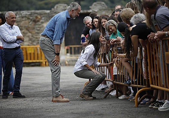 Los Reyes, este miércoles durante su visita a la Casa Parque Natural del Lago de Sanabria para conocer de primera mano la evolución de los incendios.