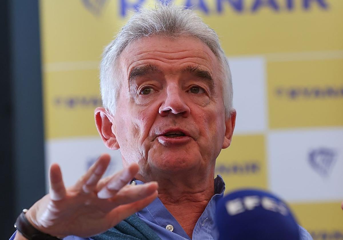 El director ejecutivo del grupo, Michael O'Leary, habla durante una rueda de prensa en Bruselas