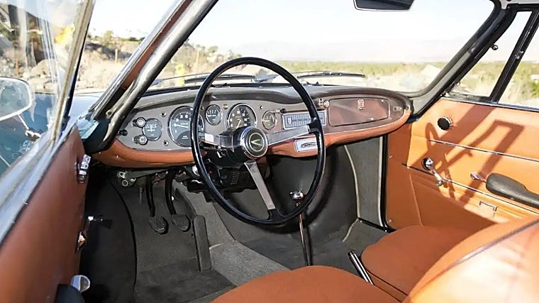 El interior, nada cómodo, de un Simca 1000.