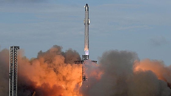 El cohete gigante de Musk vuela por fin sin explotar en el aire