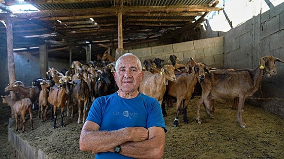 El pueblo San Xulián abrasado por las llamas, en imágenes