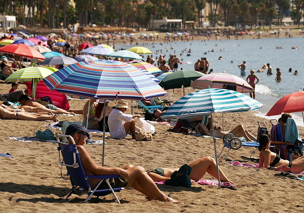 Numerosos turistas y malagueños disfrutan de la playa de La Malagueta