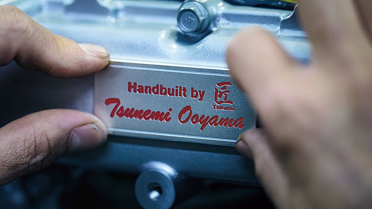 Cada motor se construía a mano por un equipo de nueve ingenieros.