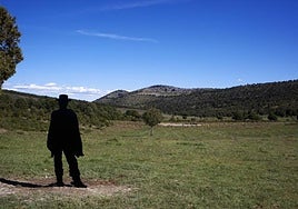 La silueta de Eastwood se recorta sobre el más conocido de los escenarios de la película de Sergio Leone.