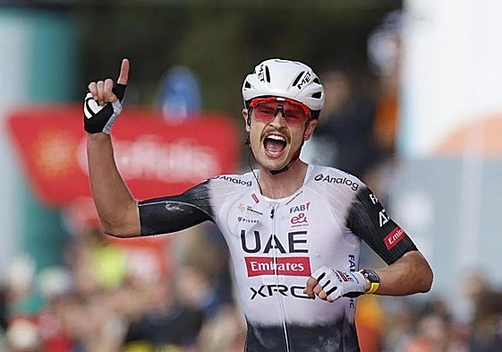 Jay Vine, del UAE, celebra el triunfo de etapa