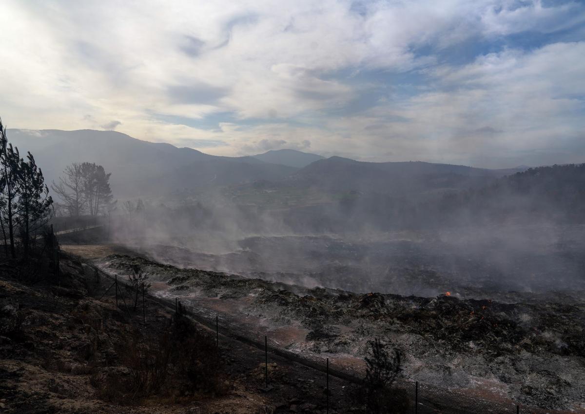 Imagem secundária 1 - Acima, o fogo no aterro de um rúa. Abaixo, outra imagem do incêndio e um caminhão vítima de fogo.