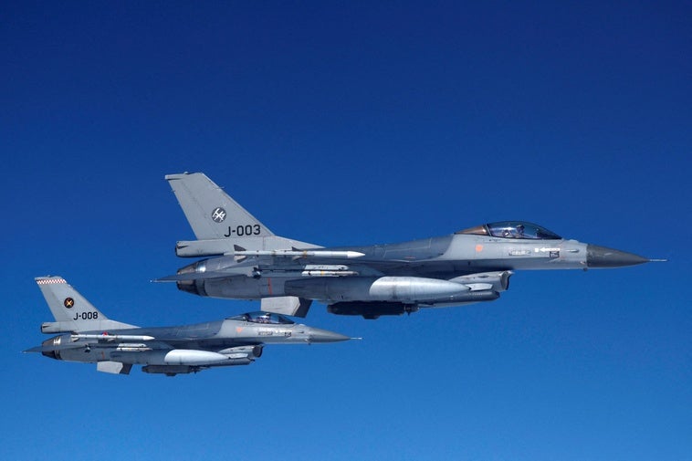 Muere un piloto al estrellarse su caza F-16 en Polonia