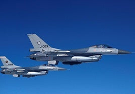 Imagen de archivo de dos cazas F-16.