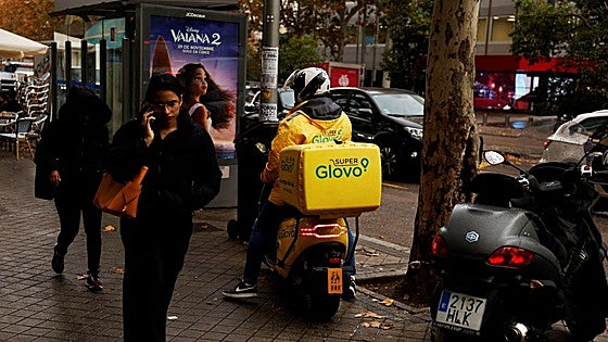 Glovo cifra hasta en 860 millones los pagos que la Seguridad Social podría reclamarle por su modelo laboral en España