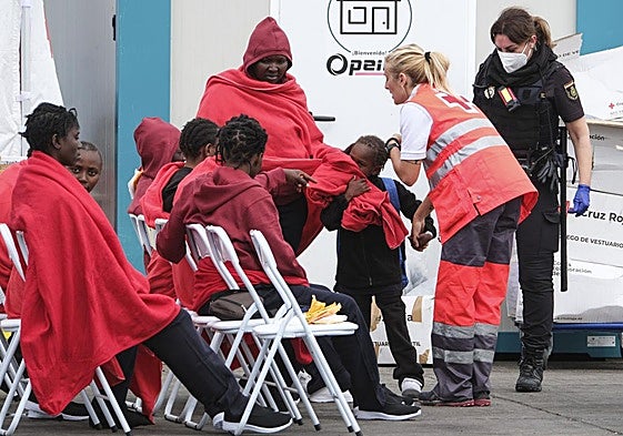 La Cruz Roja atiende a migrantes llegados a Tenerife.