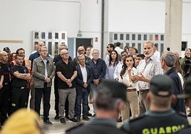 Los reyes Felipe VI y Letizia durante su visita al Centro de Coordinación del Distrito Forestal XIV de Verín (Ourense).