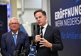 Mark Rutte, secretario general de la OTAN, junto a Armin Papperger, director de Rheinmetallsa