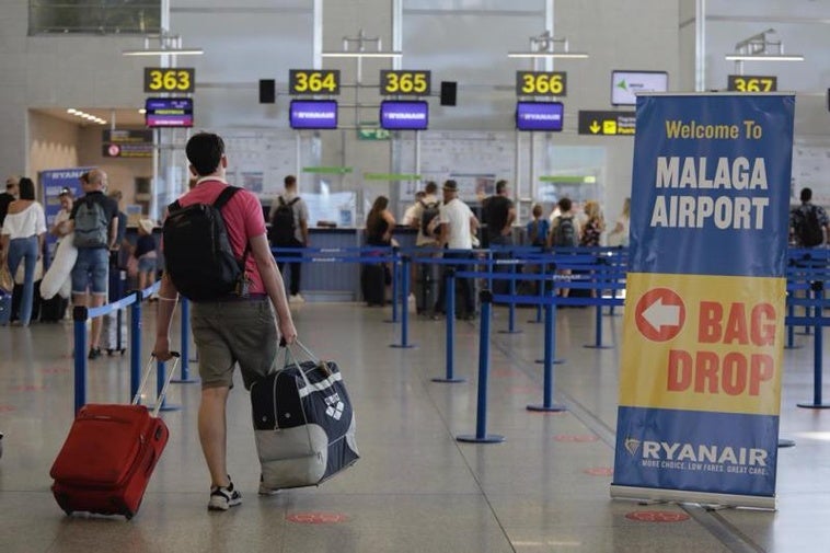 Ryanair pagará más a sus trabajadores por cazar maletas de cabina grandes