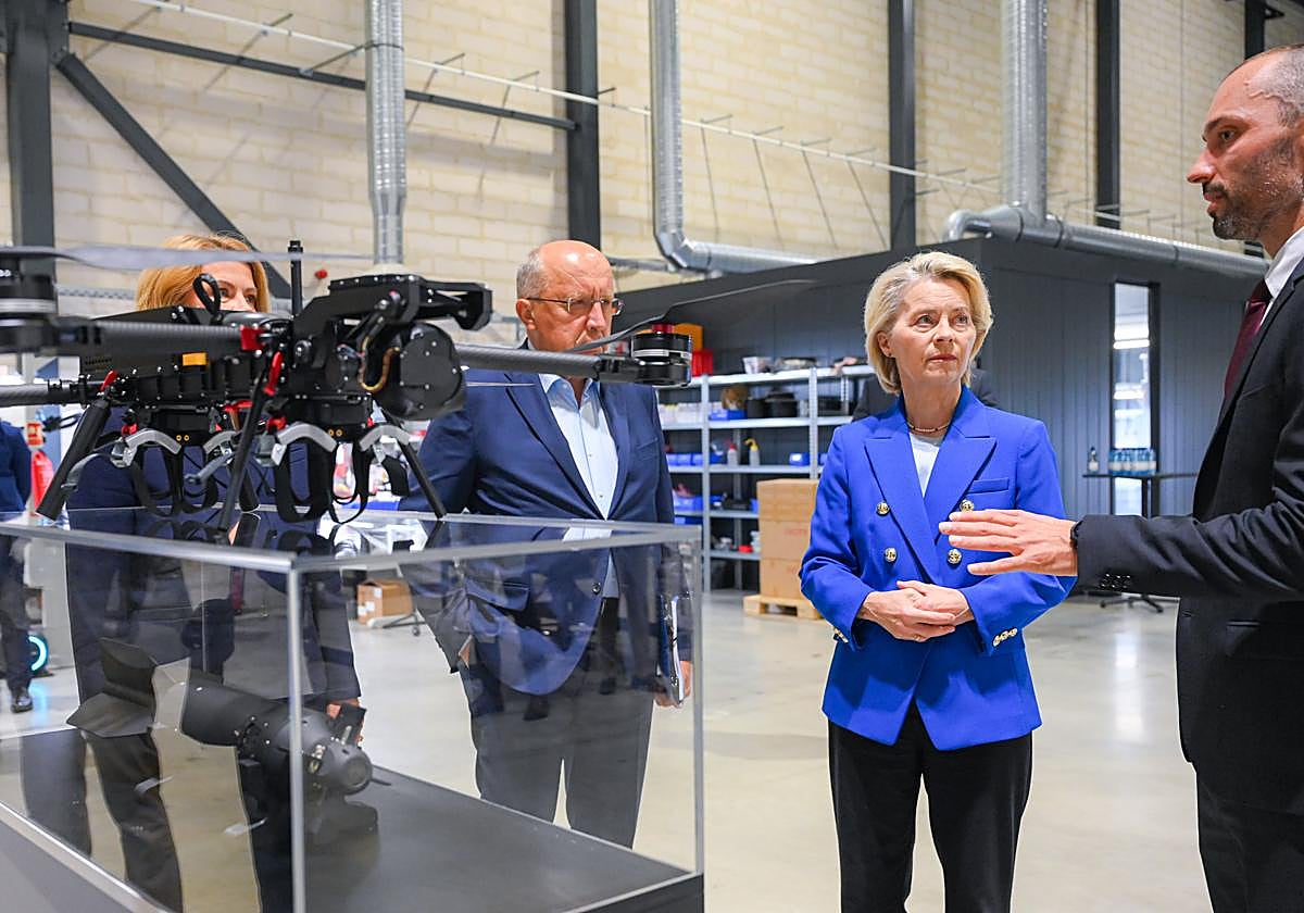 Ursula von der Leyen visita una fábrica de drones en Letonia.
