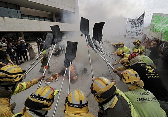 Efectivos de extinción de Castilla y León protestan contra Mañueco.