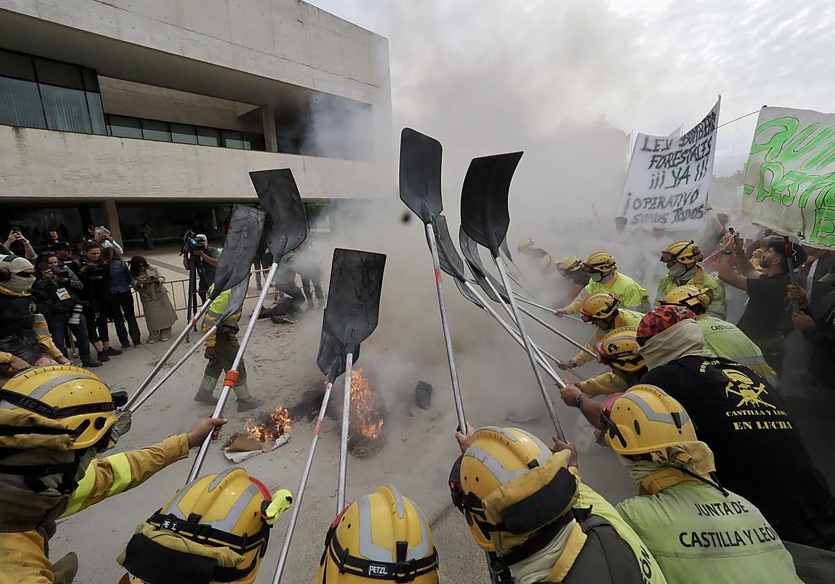 Efectivos de extinción de Castilla y León protestan contra Mañueco.