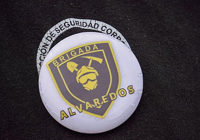 Detalle del distintivo de la 'Brigada Alvaredos', que los amigos han confeccionado a modo de recuerdo de su acción.