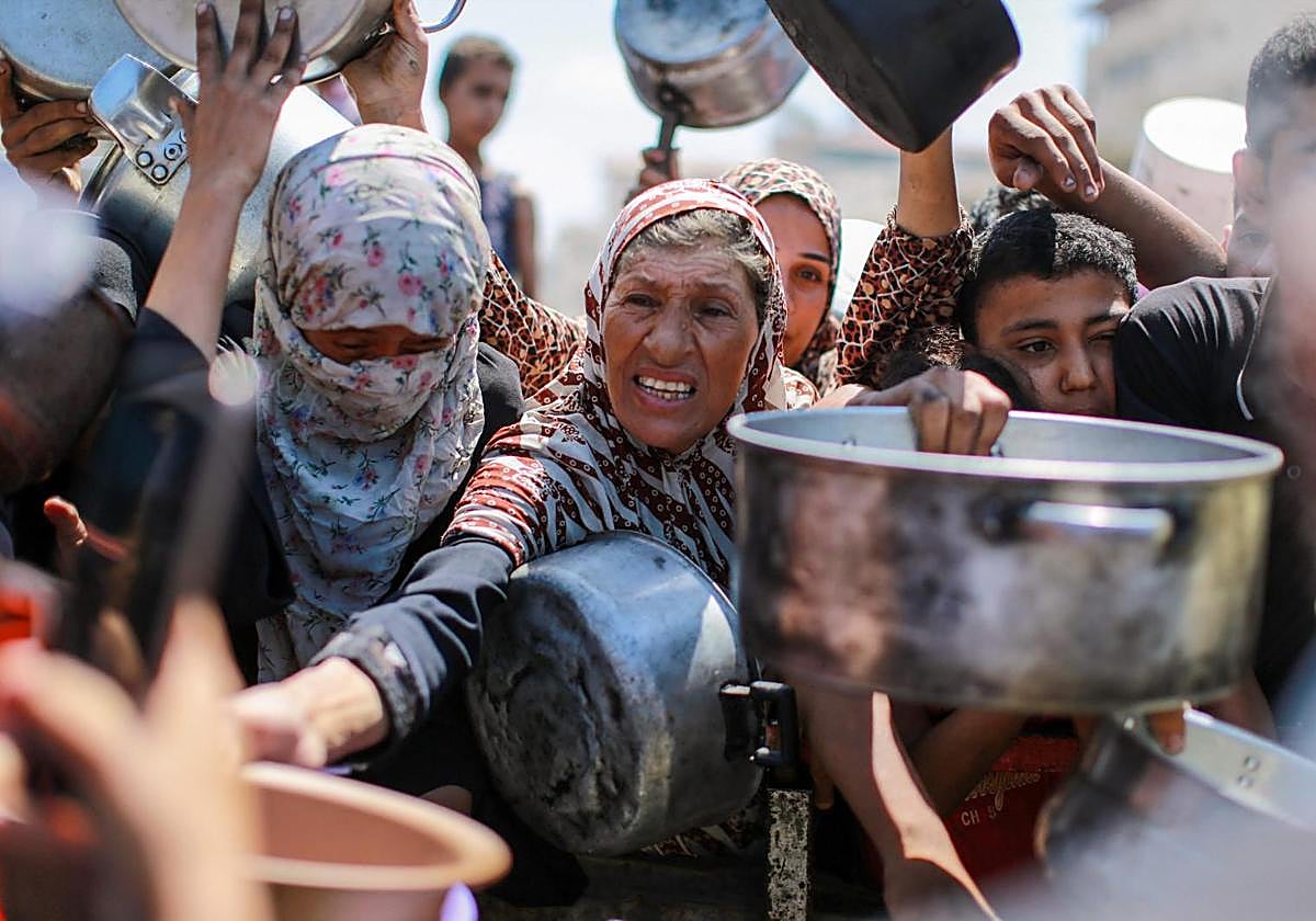 La gente trata de conseguir comida, en Gaza