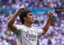 Gonzalo García celebra un tanto con el Real Madrid.