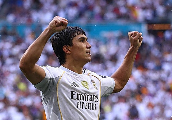 Gonzalo García celebra un tanto con el Real Madrid.