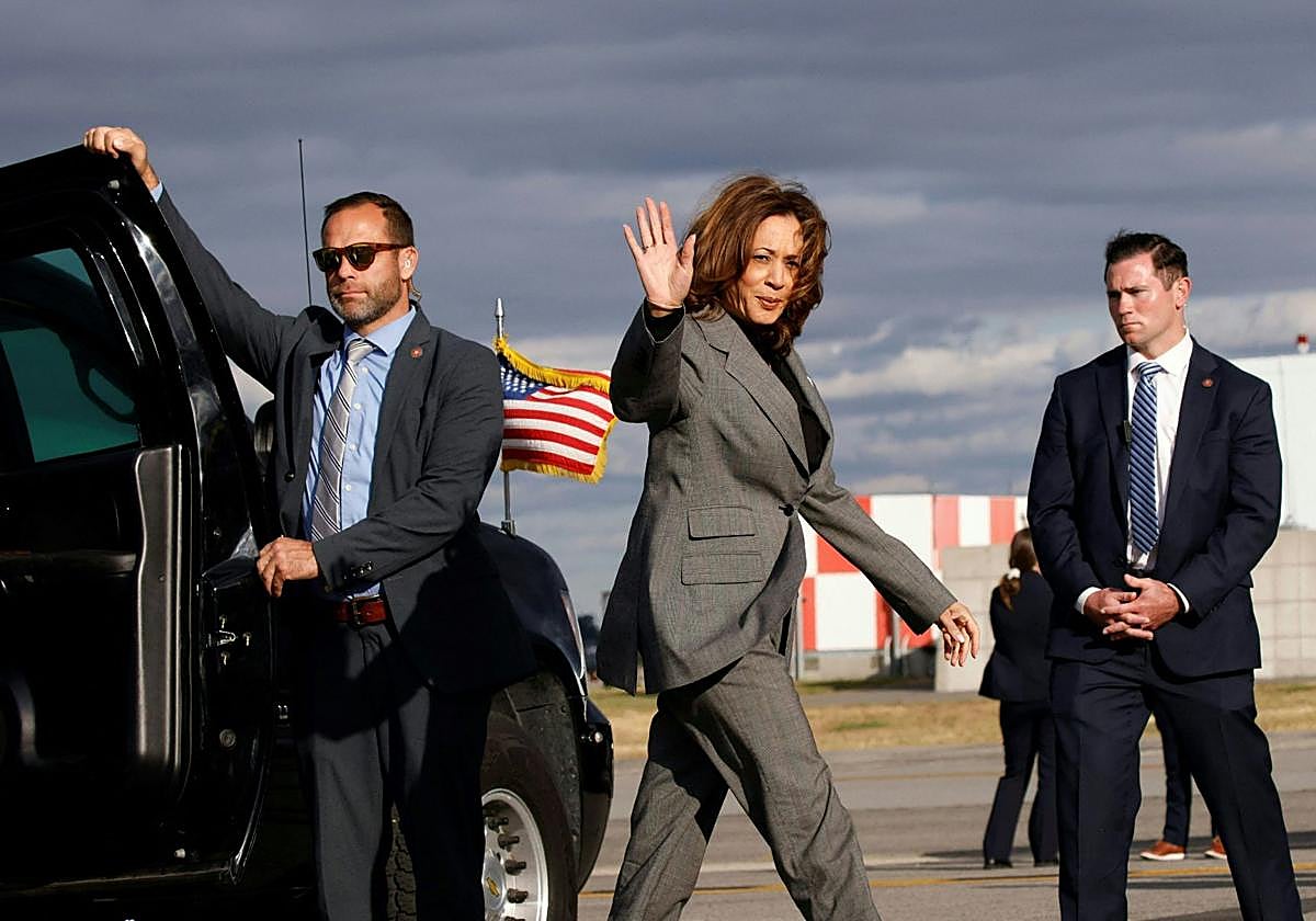 Kamala Harris, rodeada de seguridad en el aeropuerto LaGuardia de Nueva York.
