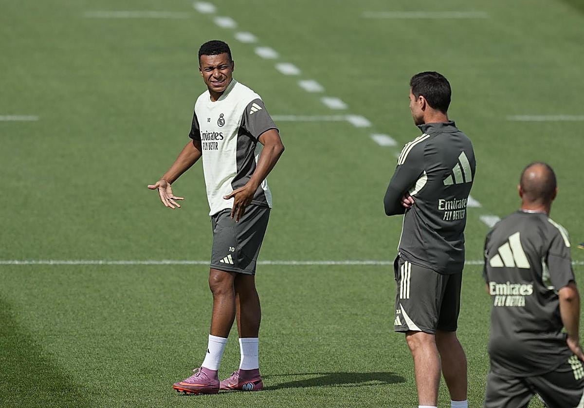 Kylian Mbappé y Xabi Alonso, durante el último entrenamiento antes del Real Madrid-Mallorca.