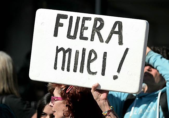 Un cartel contra el presidente argentino durante la actual campaña electoral.