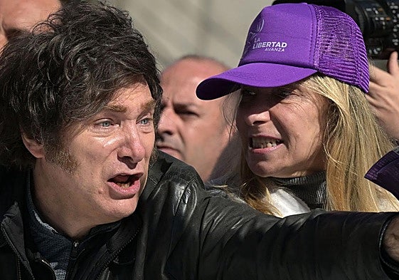 Javier Milei y su hermana Karina en el acto electoral de Lomas de Zamora donde les lanzaron piedras.