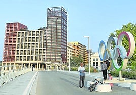 Las primeras familias que han alquilado o comprado viviendas en la Villa Olímpica no se instalarán hasta otoño