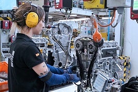 Trabajadora de la factoría de Horse en Valladolid.