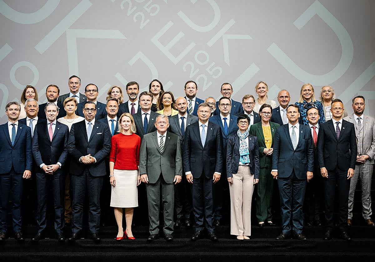 Foto de familia de los 27 ministros de Exteriores de la UE.