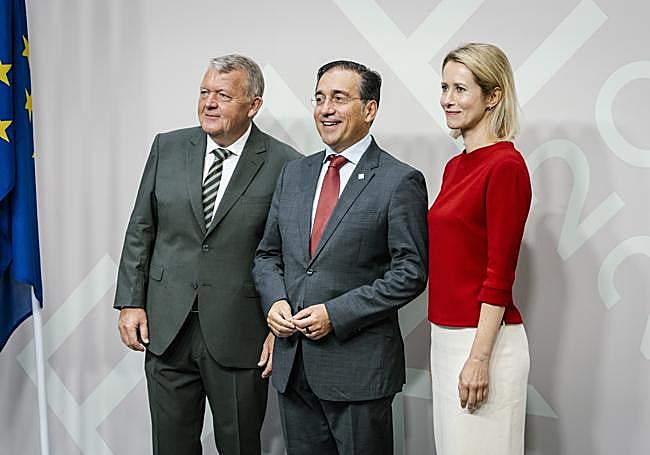 El ministro de Exteriores español, José Manuel Albares, flanqueado por Kaja Kallas y su homólogo danés, Lars Lokke Rasmussen.
