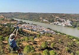 De Sanlúcar a Alcoutim. Una turista cruza a Portugal en tirolina.