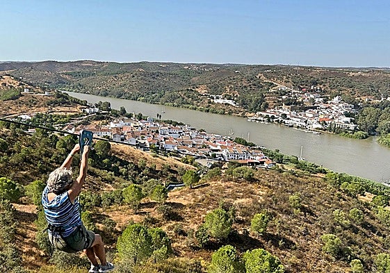 De Sanlúcar a Alcoutim. Una turista cruza a Portugal en tirolina.