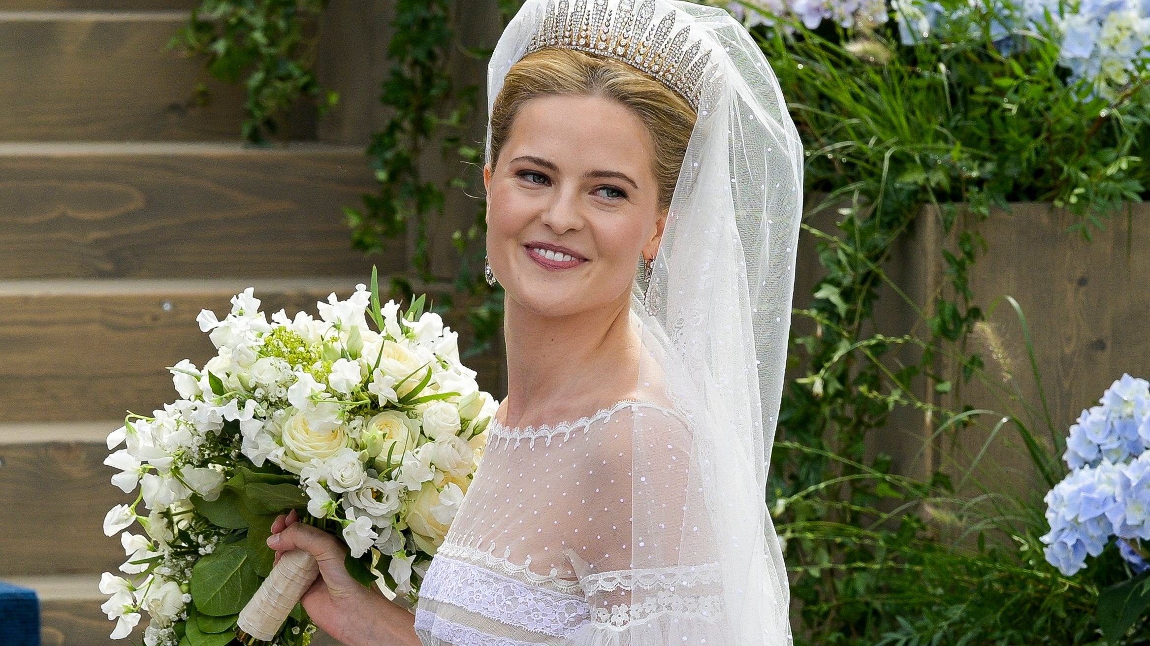 La princesa María Carolina de Liechtenstein se casa con la emblemática tiara Habsburgo y un vestido de novia de encaje