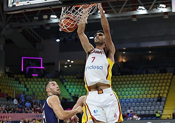 Santi Aldama machaca el aro de Bosnia.