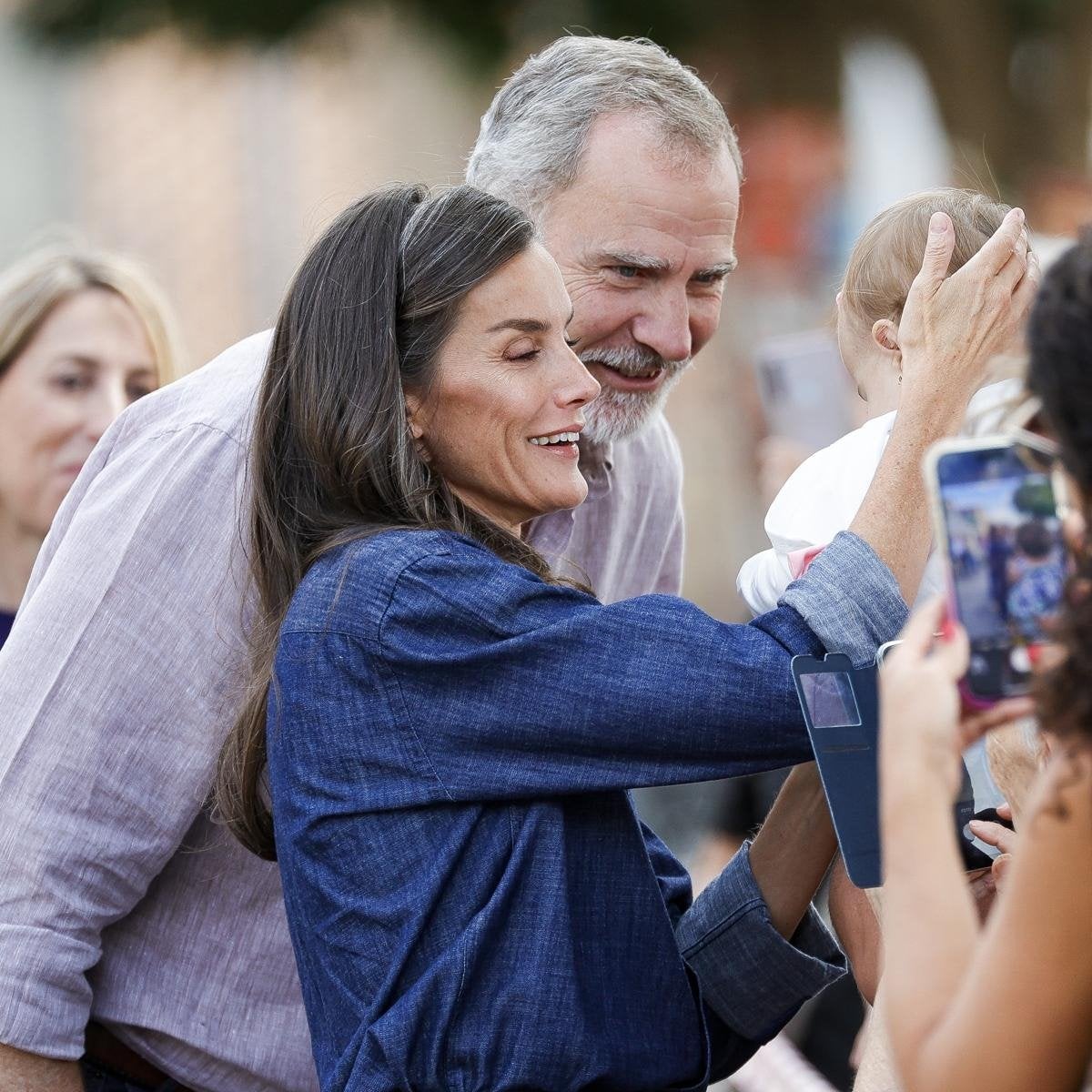 Los reyes Felipe y Letizia derrochan complicidad y empatía en su visita a Extremadura: sus mensajes sobre los incendios
