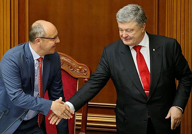 Andréi Parubi (a la izquierda) saluda en 2018 al entonces presidente ucraniano, Petro Poroshenko.