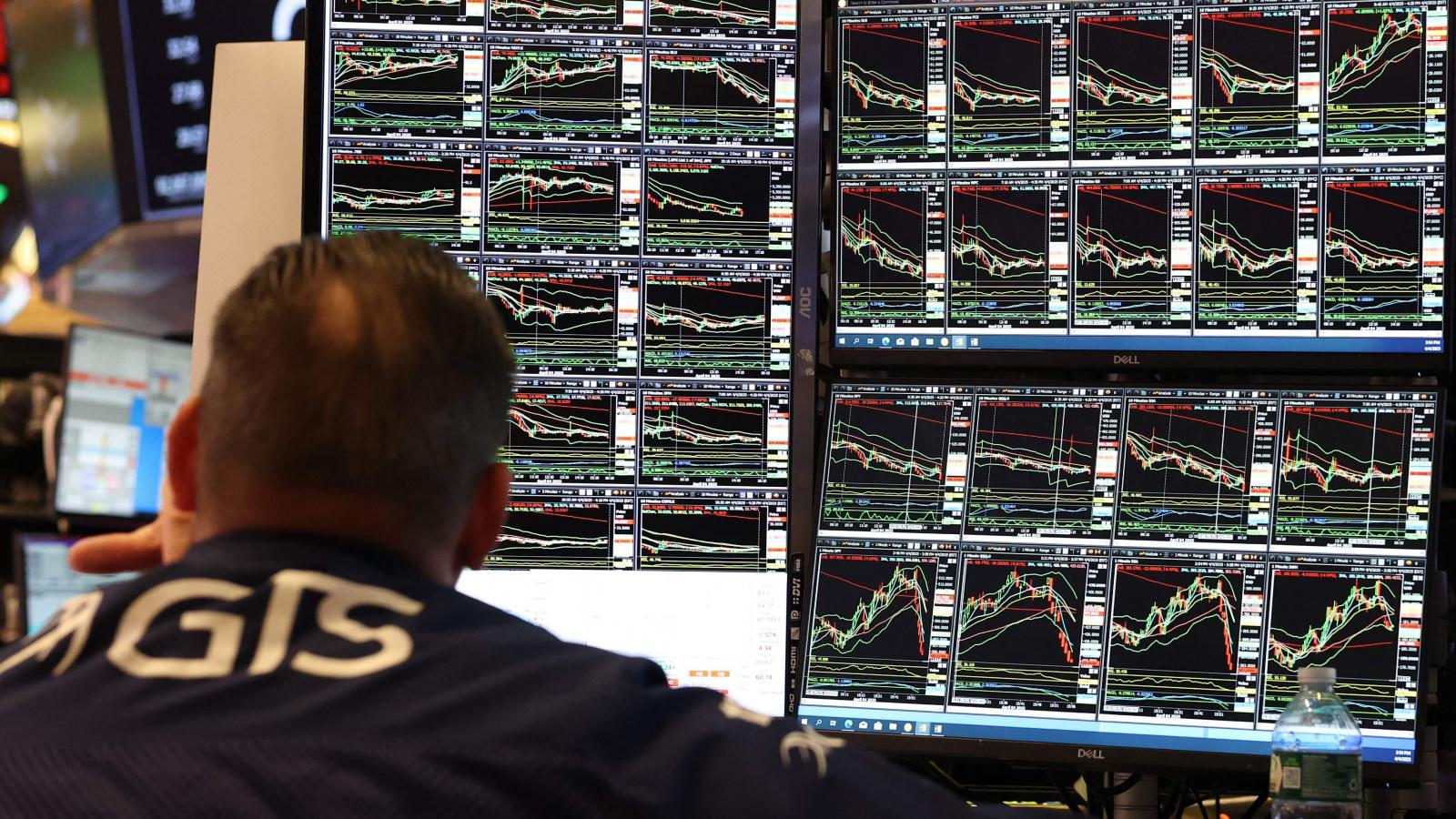 Analista observa los gráficos de las acciones en Wall Street.