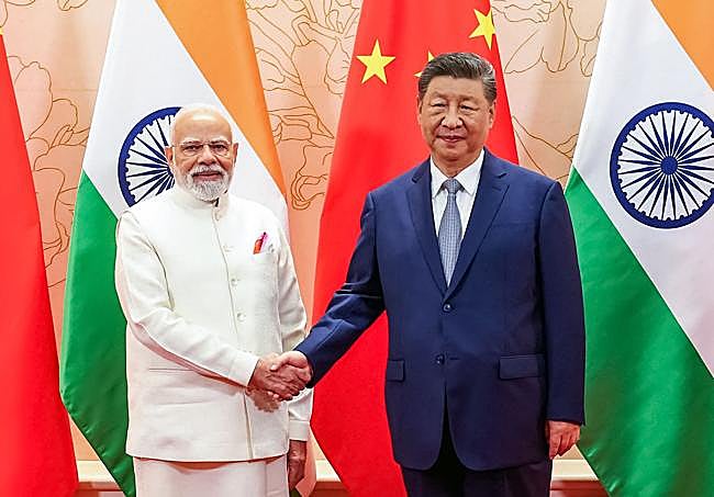 Narendra Modi y Xi Jinping antes de su reunión bilateral.